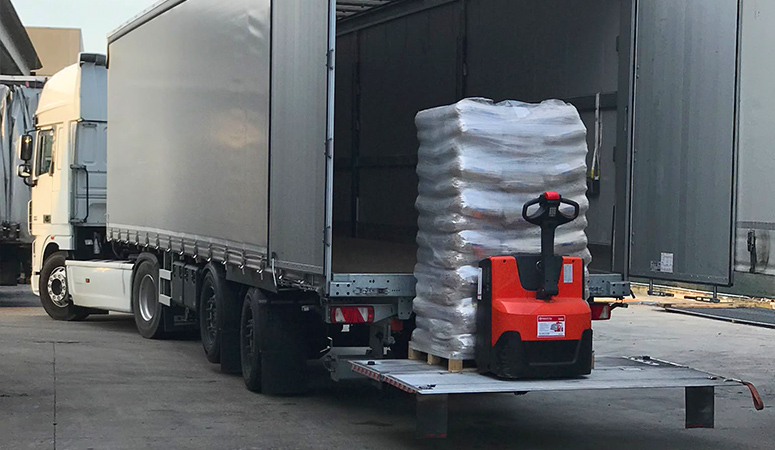 Trasporti con sponda idraulica Trasporti con sponda idraulica